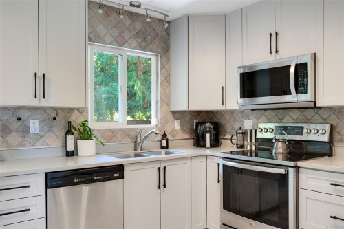 1215 Cloake Hill Rd, North Saanich, BC 