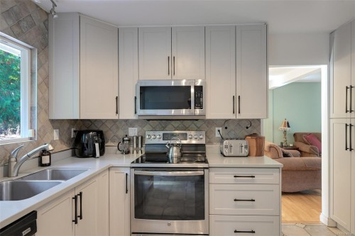 1215 Cloake Hill Rd, North Saanich, BC 