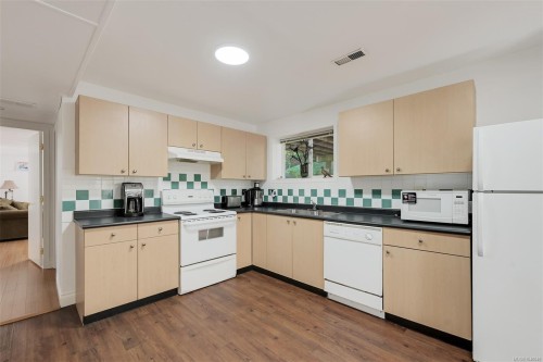 1215 Cloake Hill Rd, North Saanich, BC 