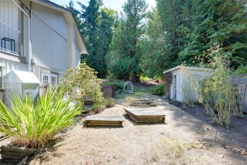 1215 Cloake Hill Rd, North Saanich, BC 