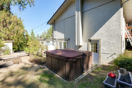 1215 Cloake Hill Rd, North Saanich, BC 