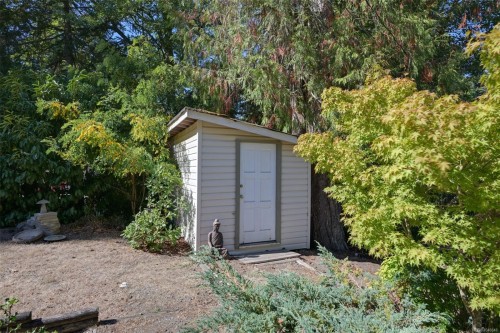 1215 Cloake Hill Rd, North Saanich, BC 
