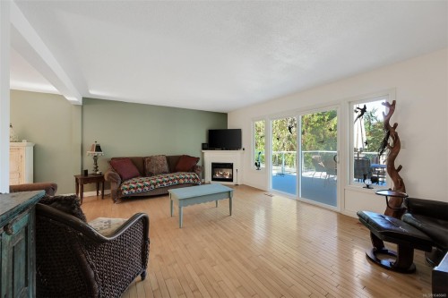 1215 Cloake Hill Rd, North Saanich, BC 