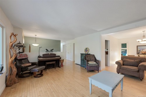 1215 Cloake Hill Rd, North Saanich, BC 