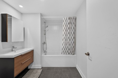 Bathroom - 307-1431 Av. De La Gare, Mascouche, QC 