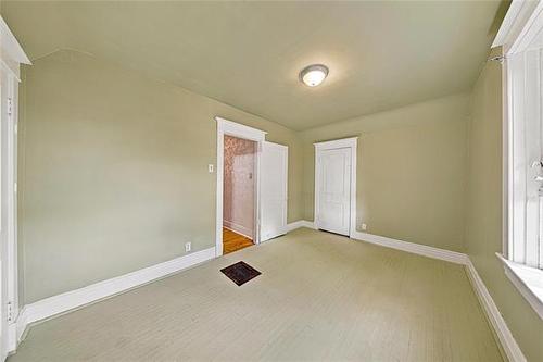40 Hart Ave, Winnipeg, MB 