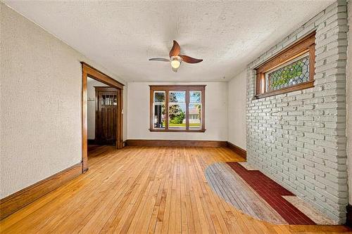 40 Hart Ave, Winnipeg, MB 