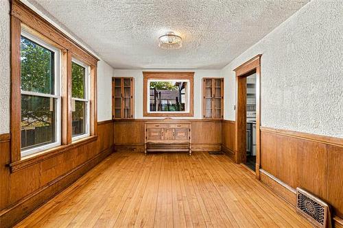 40 Hart Ave, Winnipeg, MB 