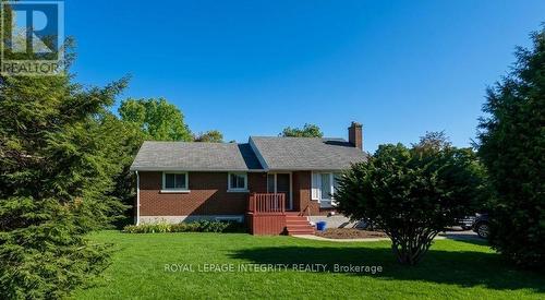 176 OAKRIDGE BOULEVARD  Ottawa, ON K2G 2V2