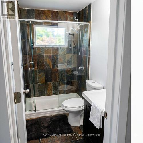 Main Floor Bathroom - 176 Oakridge Boulevard, Ottawa, ON 