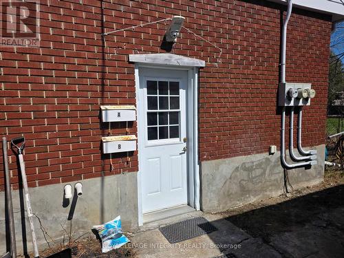 Side entrance to Lower unit - 176 Oakridge Boulevard, Ottawa, ON 