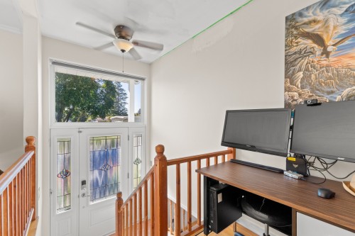 Mud Room - 29 Rue Marcel, Saint-Eustache, QC 