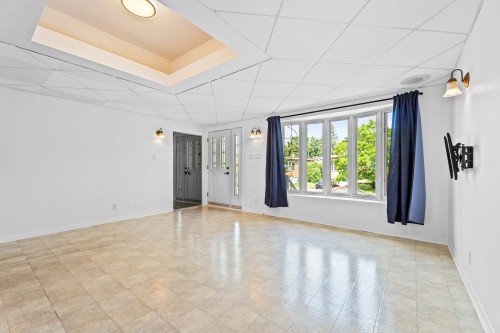 Salon - 870 Rue Crevier, Laval (Sainte-Dorothée), QC 