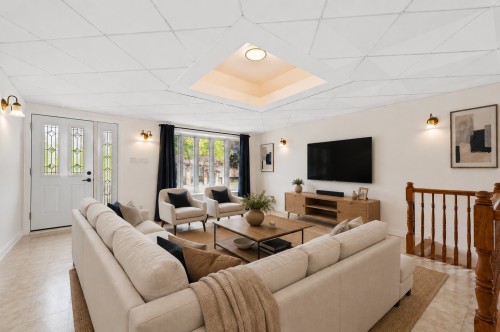 Salon - 870 Rue Crevier, Laval (Sainte-Dorothée), QC 