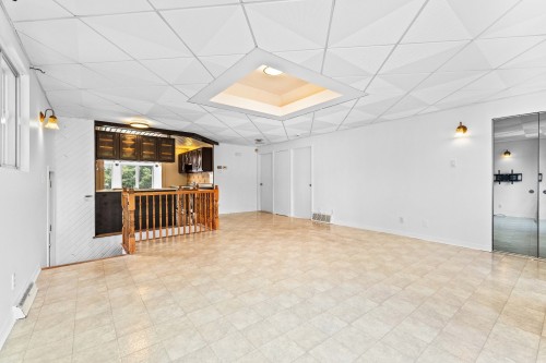 Salon - 870 Rue Crevier, Laval (Sainte-Dorothée), QC 