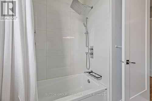 Shower + Bath - 7095 Still Meadow Way, Ottawa, ON 