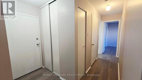 Front entrance with closet & linen closet in hall - 101 - 214 Viewmount Drive, Ottawa, ON 