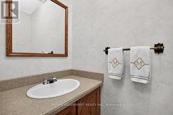 Main floor 2-pc Bathroom - 
