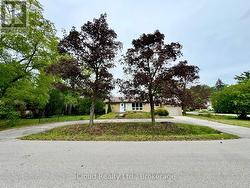 122 SELGROVE CRESCENT Oakville, ON L6L 1L3