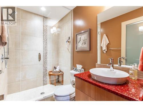 Full Bathroom off Foyer - 446 West Avenue Unit# 102, Kelowna, BC 