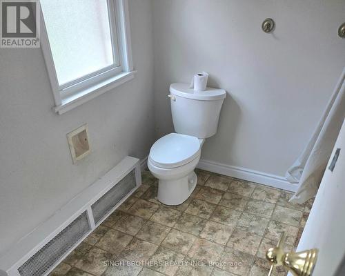 Washroom 2 - 149 Rice Road, Welland, ON 