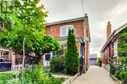 633 GLENHOLME AVENUE Toronto, ON M6E 3G8