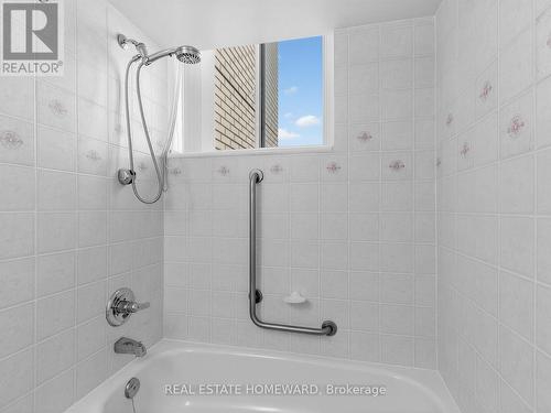 Ensuite bath with window - 1102 - 2800 Warden Avenue, Toronto, ON 