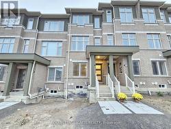 919 CROWSNEST HOLLOW Pickering, ON L1X 0P4