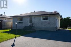 121 LOYOLA PLACE Thunder Bay (College Park), ON P7C 5N6