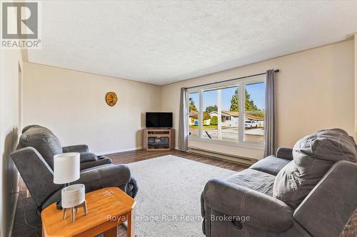 Living Room - 513 6Th Street, Hanover, ON 
