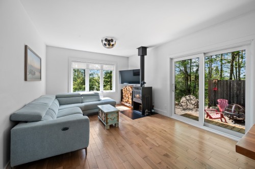 Salon - 9 Rue Des Horizons, Mont-Blanc, QC 