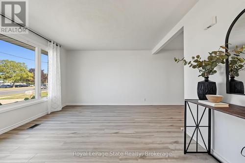 BRIGHT open plan with NEW flooring! - 589 Mohawk Road W, Hamilton (Gilbert), ON 
