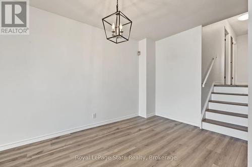 Lovely dining area; NEW light fixture & viny flrg - 589 Mohawk Road W, Hamilton (Gilbert), ON 