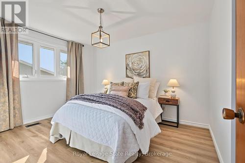 PRIMARY bedroom with closet, window & NEW flrg - 589 Mohawk Road W, Hamilton (Gilbert), ON 