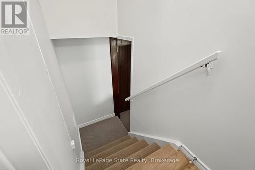 Side staircase from side entry ideal for inlaw - 589 Mohawk Road W, Hamilton (Gilbert), ON 