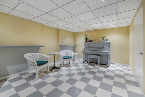 Salon - 920 Rue Lajeunesse, Sainte-Thérèse, QC 