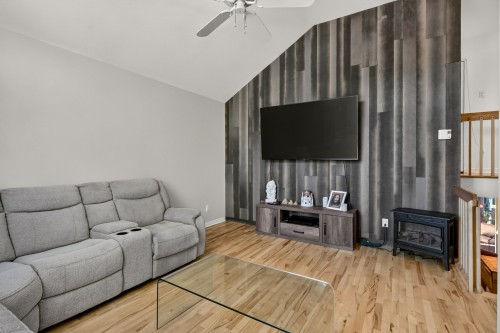 Salon - 38 Rue Marcel-Vidal, Blainville, QC 