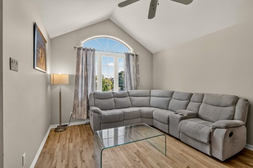 Salon - 38 Rue Marcel-Vidal, Blainville, QC 