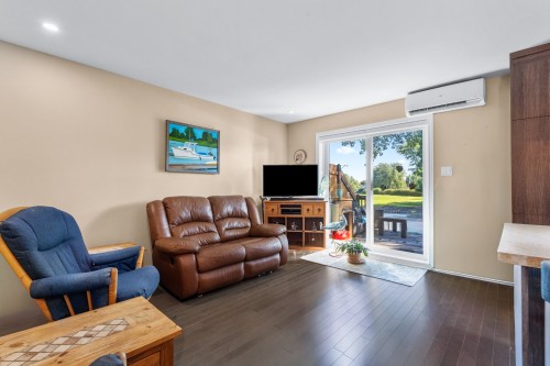 Salon - 64 62E Avenue, Saint-Paul-De-L'Île-Aux-Noix, QC 