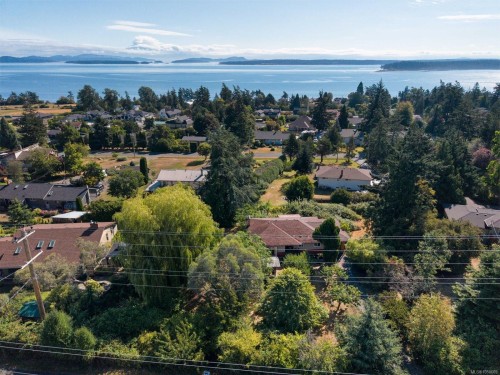 8625 Aldous Terr, North Saanich, BC 