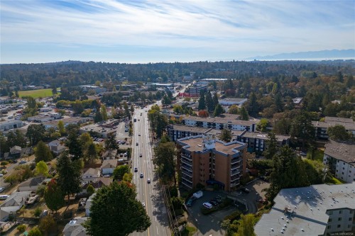 #404-4030 Quadra St, Saanich, BC 