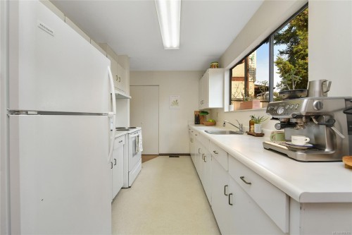 4039 Daffodil Pl, Saanich, BC 