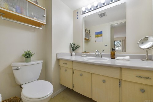 4039 Daffodil Pl, Saanich, BC 
