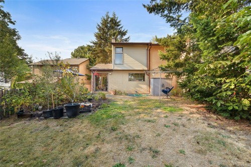 4039 Daffodil Pl, Saanich, BC 