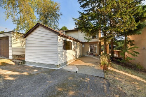 4039 Daffodil Pl, Saanich, BC 