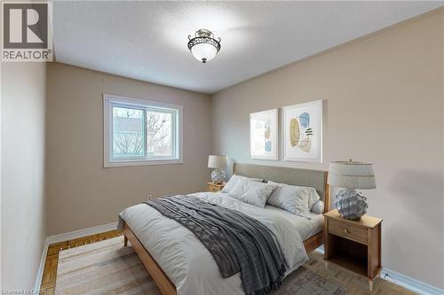 Recessed window, wood-finish flooring, and a ceiling-mounted light fixture - 21 Eastview Gate Unit# 36, Brampton, ON 