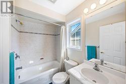 Ensuite bath - 