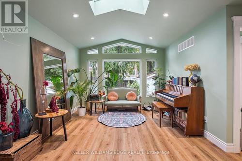 Vaulted ceiling w skylight, and expansive windows - 58 Balmoral Avenue N, Hamilton, ON 