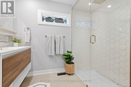 9 Bishops Road, St. Catharines (Vine/Linwell), ON 
