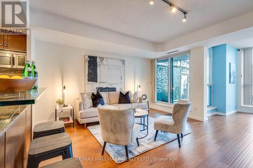 402 - 218 Queens Quay W, Toronto, ON 